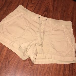 Stretchy beige shorts